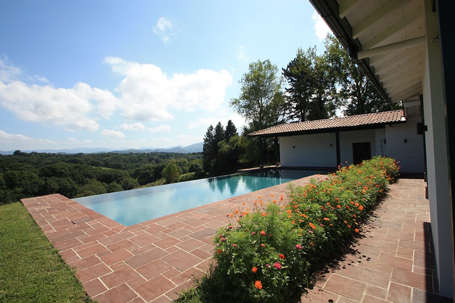 PISCINE A DEBORDEMENT
